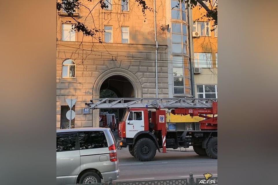Возгорание произошло в доме по адресу Красный проспект, 30. Фото: ГУ МЧС по НСО