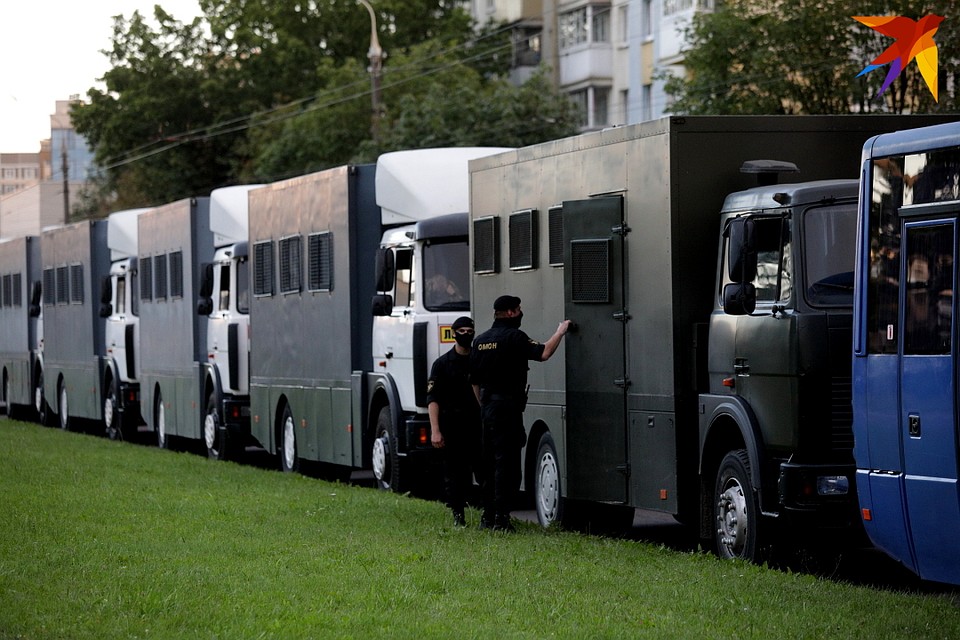 За территорией парка находилось около двадцати автозаков. Фото: Святослав ЗОРКИЙ