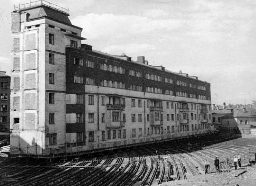 Так передвигали "ножку" здания.