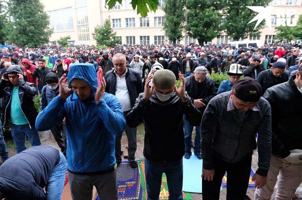 Верующие пришли на утренний намаз в 4:30 часов Фото: Артем КИЛЬКИН