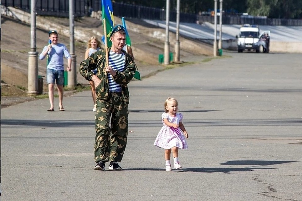 Наш папа десантник. Фото: Николай ОБЕРЕМЧЕНКО
