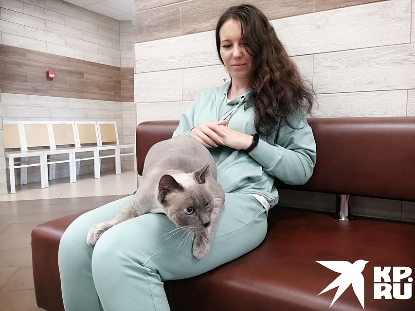 Ольга и ее «сын» ждут приема у врача. Фото: Анна ПАШАГИНА.