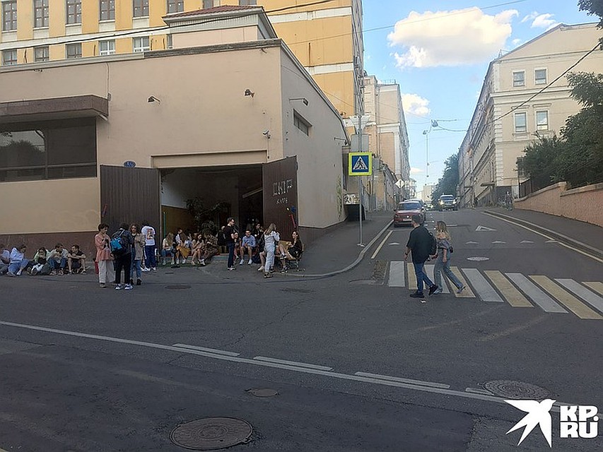 Кафе представляет собой гараж, где хипстеры кучно сидят не только за столиками, но и между ними, прямо на полу, а еще на ступеньках окрестных зданий и на земле, постелив неперсидские ковры. Фото: Сергей СЕЛЕДКИН