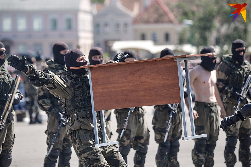 У Дворца спорта минчане и гости столицы могли посмотреть на вооружение и технику сил специальных операций. Фото: Павел МАРТИНЧИК