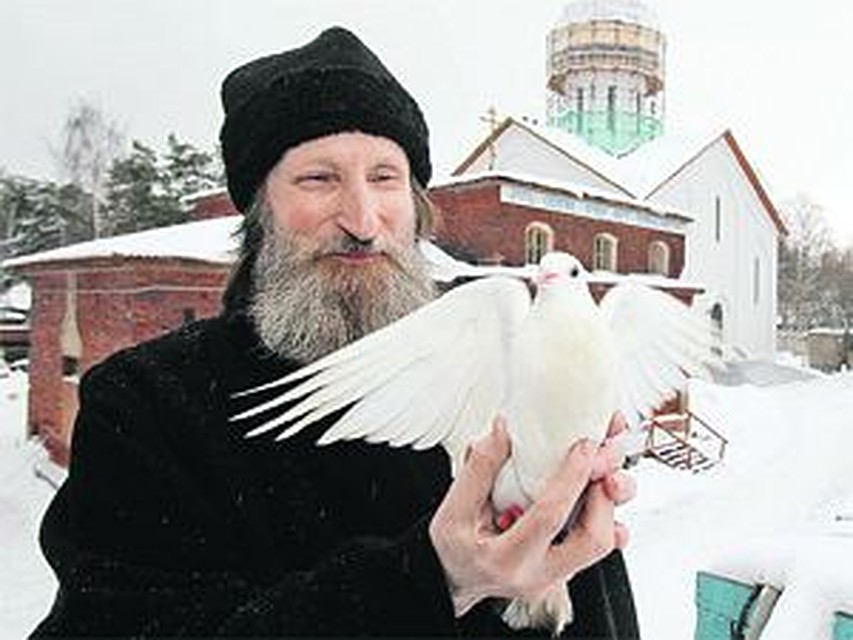 Отец Николай, настоятель прекрасной церкви в Кратове, в Подмосковье, начинал журналистом у нас в «Комсомолке»... Фото: Владимир ВЕЛЕНГУРИН