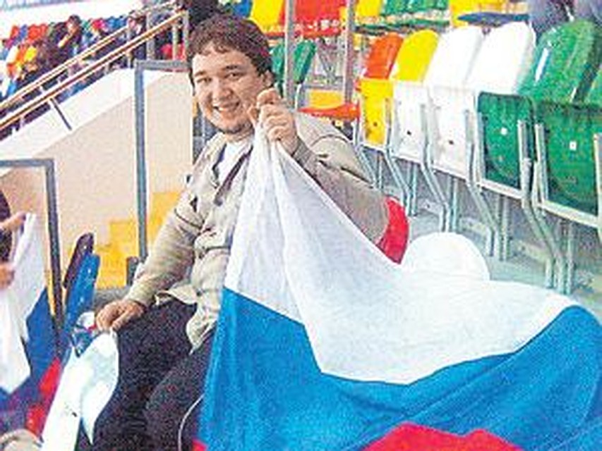 Превозмогая боль, Владимир Кирасиров выносил из вагона тяжелораненых. А этот снимок сделан на стадионе: Владимир - заядлый болельщик «Локомотива».