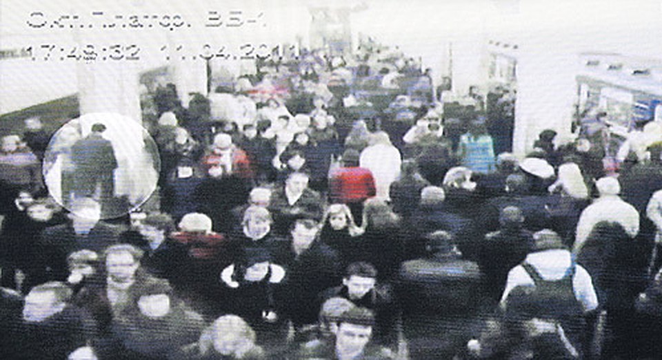 17.48. Станция метро «Октябрьская». Преступник на перроне выжидает момент, чтобы установить взрывное устройство. Потом оставляет сумку под лавкой.