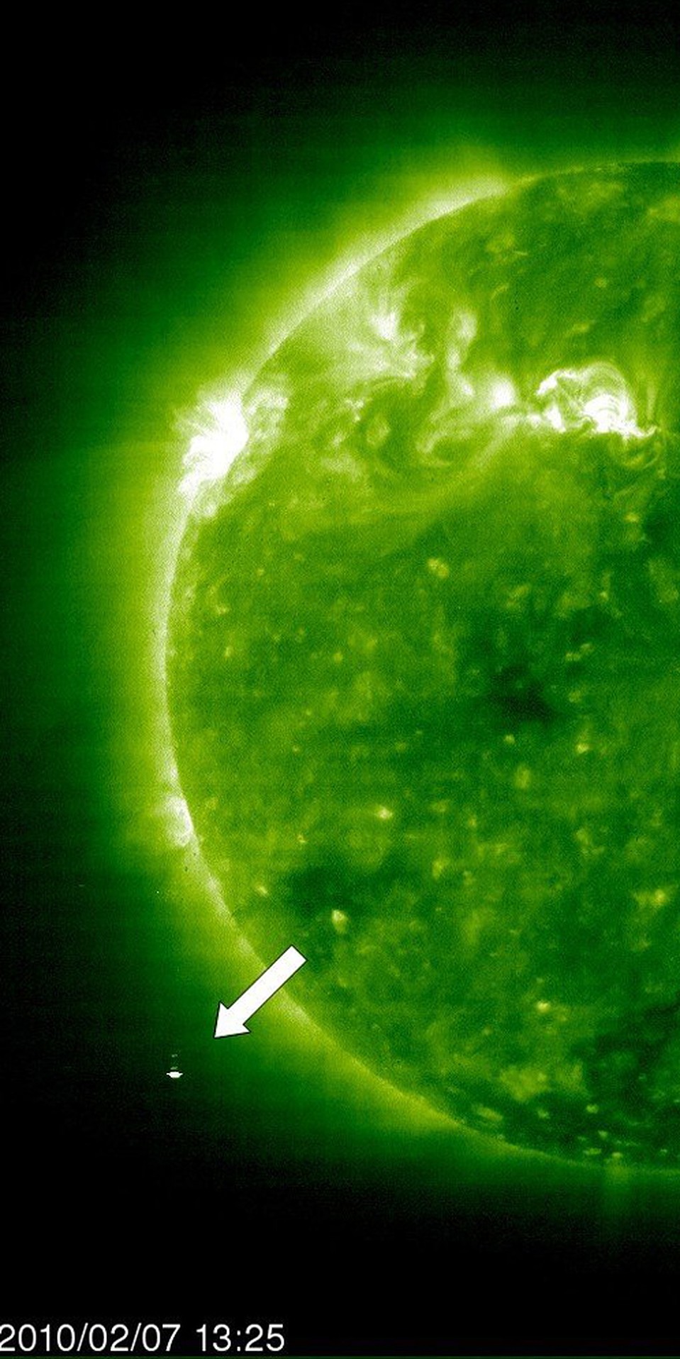 Объекты подлетают к Солнцу с разных сторон