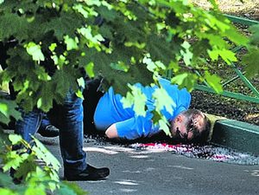Тело бывшего полковника пролежало на месте убийства до тех пор, пока саперы не убедились, что оно не заминировано. В Чечне было много подобных сюрпризов.