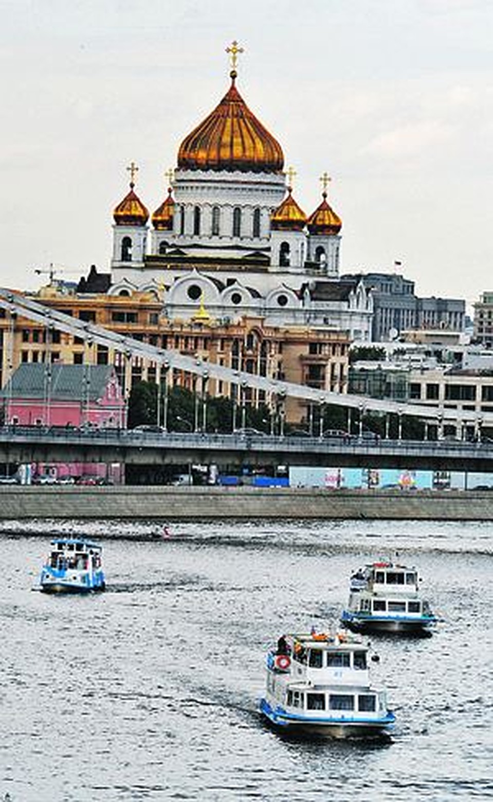 Теплоходам на Москве-реке разрешено разгоняться до 15 километров в час. Но капитаны нередко превышают скорость. Фото: Олег РУКАВИЦЫН