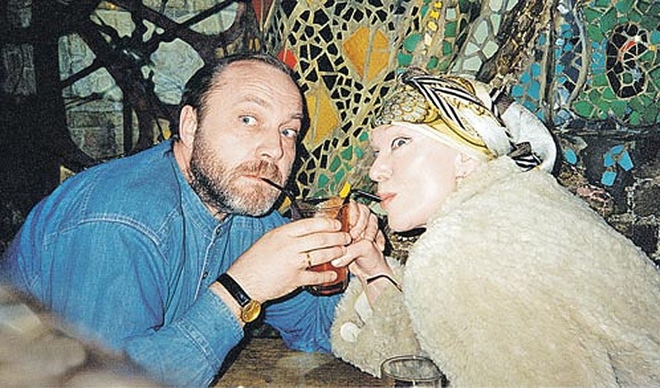 Лондон. Май 2003 года. Гастроли. Обычно серьезная и рассудительная Людмила Гурченко в компании мужа Сергея Сенина могла позволить себе подурачиться перед камерой