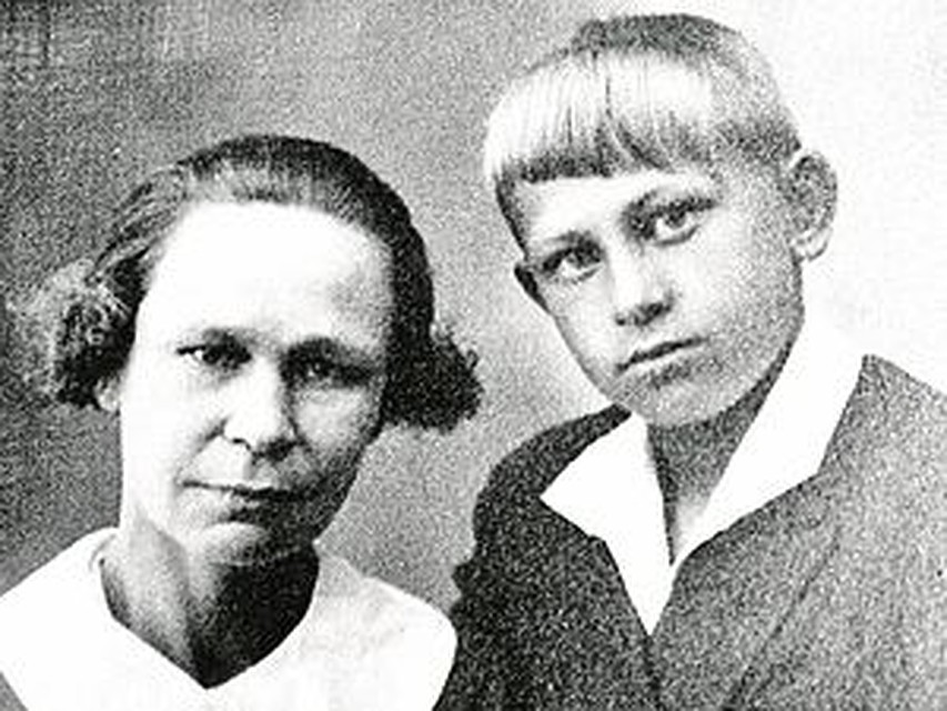 Женя Евстигнеев со своей мамой Марией Ивановной, которая работала фрезеровщицей на заводе.