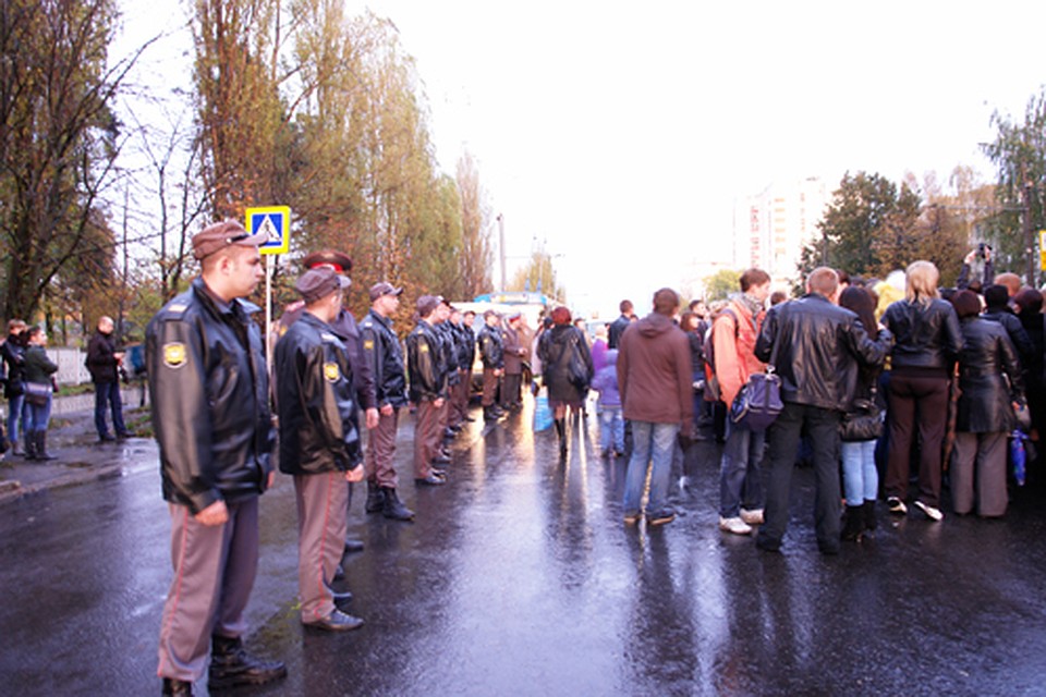 Участники митинга перекрыли проспект Московский, но полиция обращалась с людьми довольно вежливо.