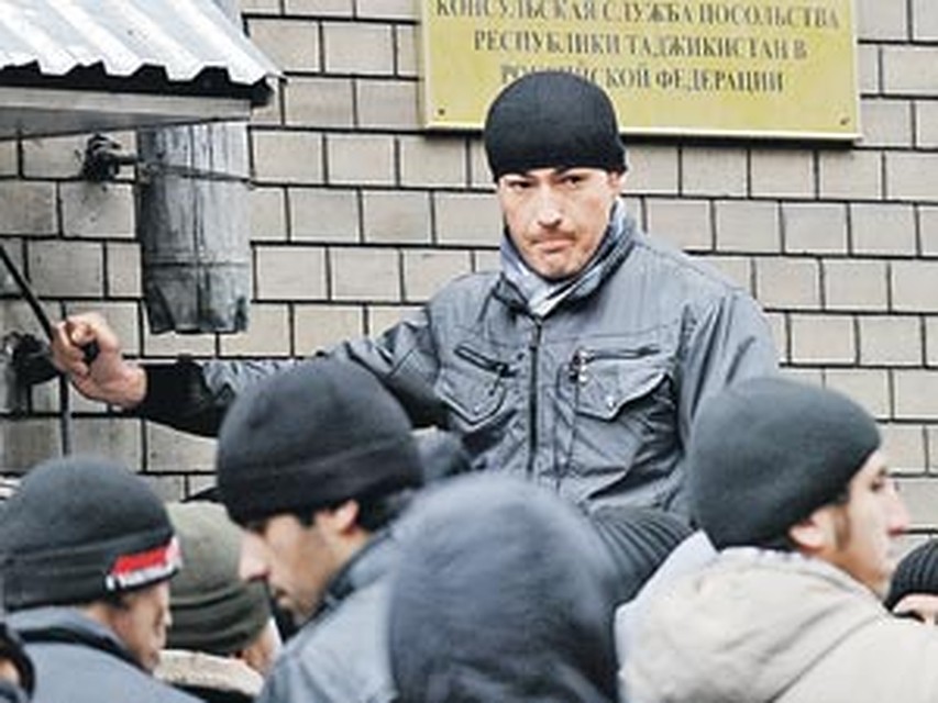Таджикские нелегальные мигранты не спешат добровольно уезжать из России на родину. Но у ФМС жесткие требования. Фото: Олег РУКАВИЦЫН