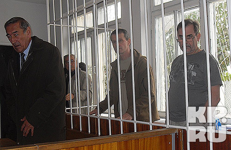 пилоты, на переднем плане адвокат