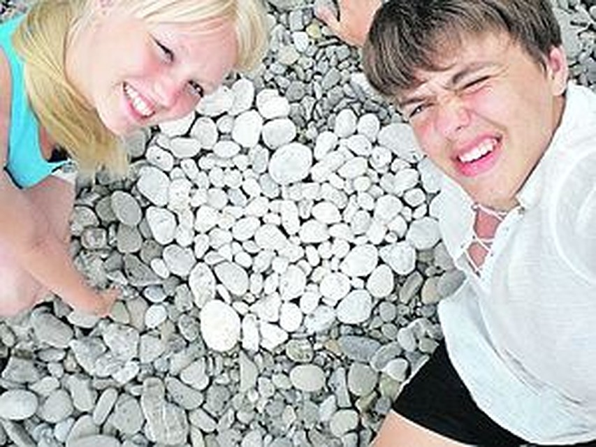 На снимке, выложенном ВКонтакте, Игорь со своей девушкой Настей.