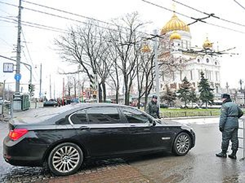 Крутые иномарки со специальным пропуском беспрепятственно въезжают на территорию храма. Фото: Олег РУКАВИЦЫН