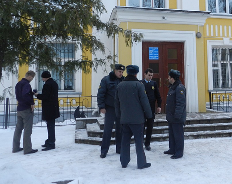 У входа дежурили с десяток полицейских.