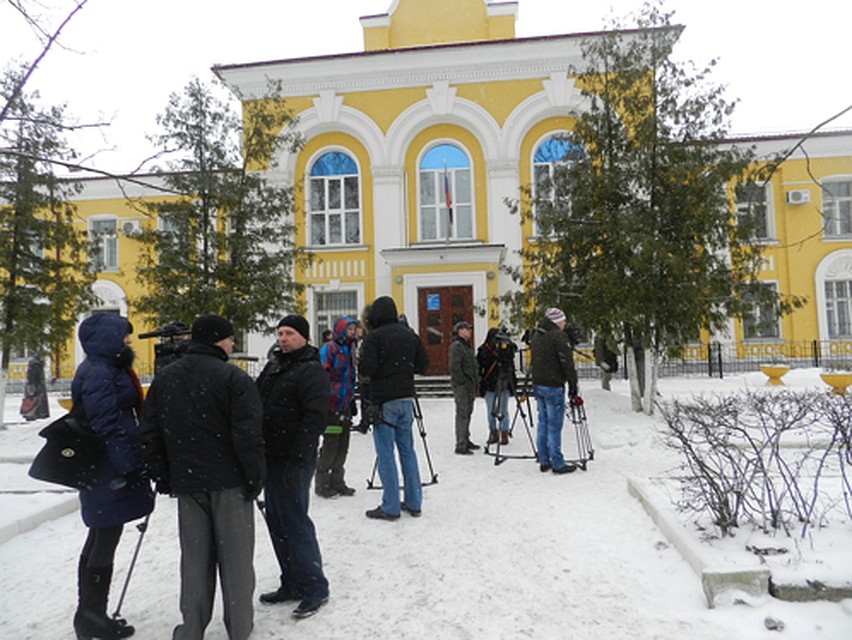 Уже за час до начала суда у входа собрались журналисты.