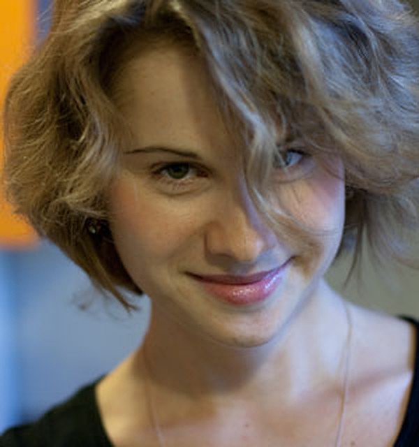Юлия ГУСАКОВА - шеф-редактор интернет-канала РОССИЯ.РУ. Раньше писала стихи под псевдонимом Ульяна Заворотинская.