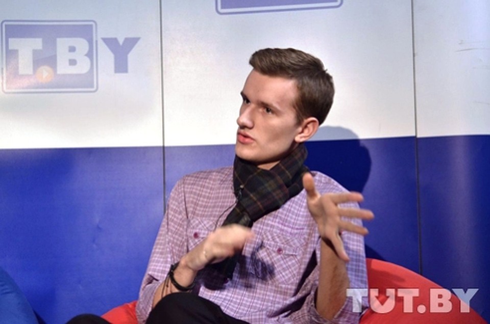 Журналист Сергей Андрианов пообещал, если Ланская не выйдет в финал конкурса, он съест свой шарфик