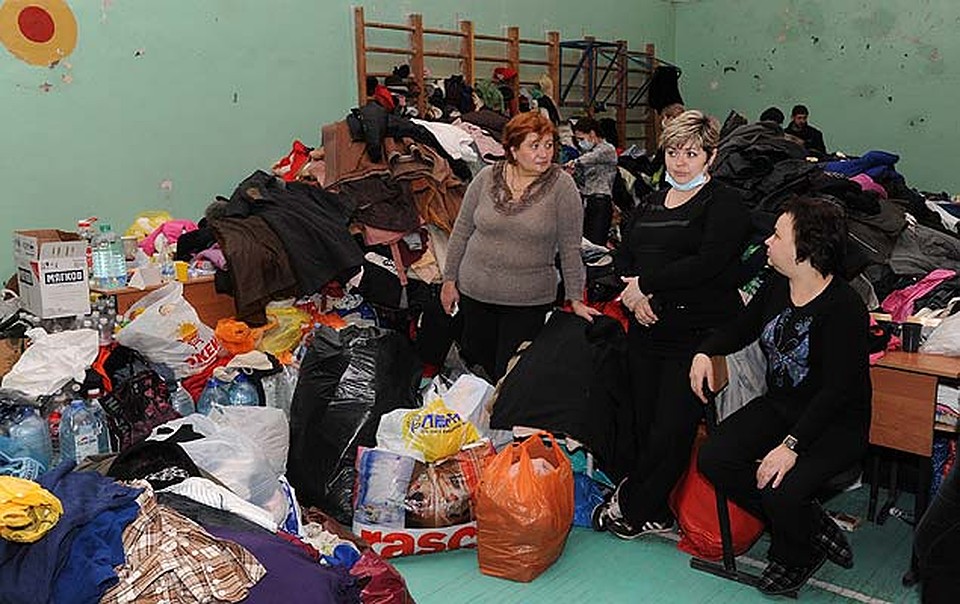 Астраханцы не соатлисьравнодушными, они продолжают нести на пункты сбора гуманитарной помощи продукты и вещи. Фото: Андрей МИРЕЙКО
