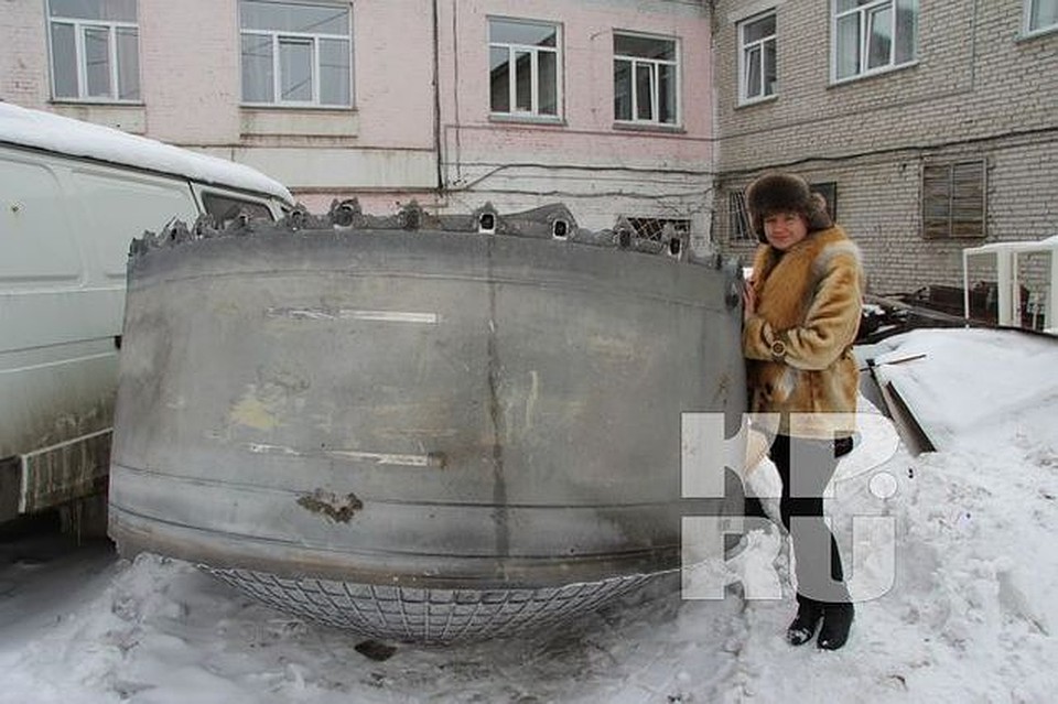 Сибиряки гадают, что за штуковина сейчас стоит во дворе местнорго отдела полиции. Неужели инопланетная тарелка?