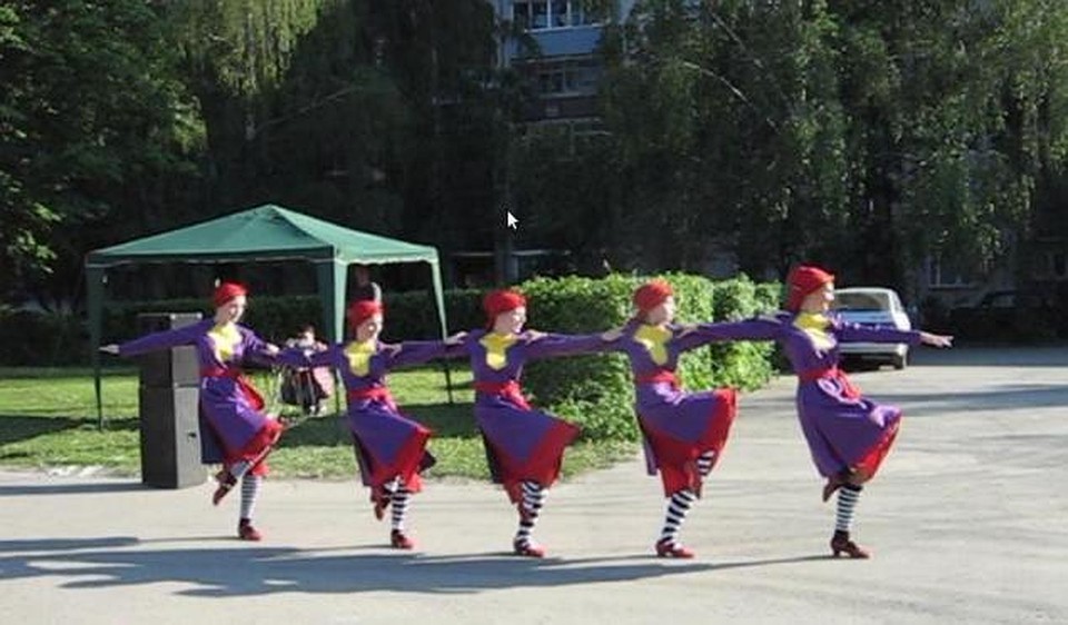 Девушки из ансамбля танца "Рязань" разучили танцы разных народов, в том числе армянский "Кочари"