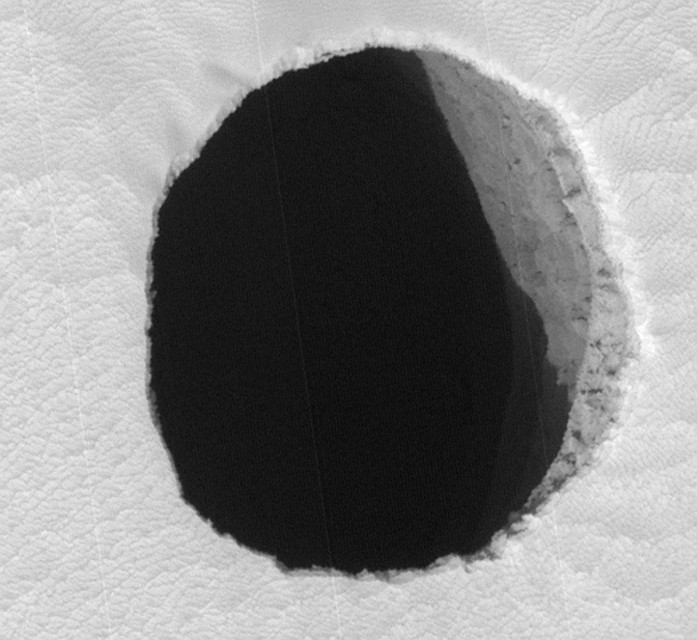 Отверстие в районе Arsia Mons. Вход в марсианские подземелья?