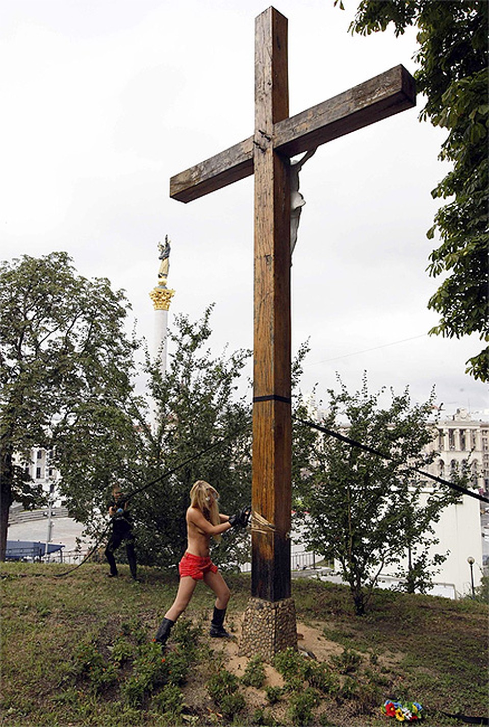 Акция Femen в центре Киева. Без комментариев. Фото: REUTERS