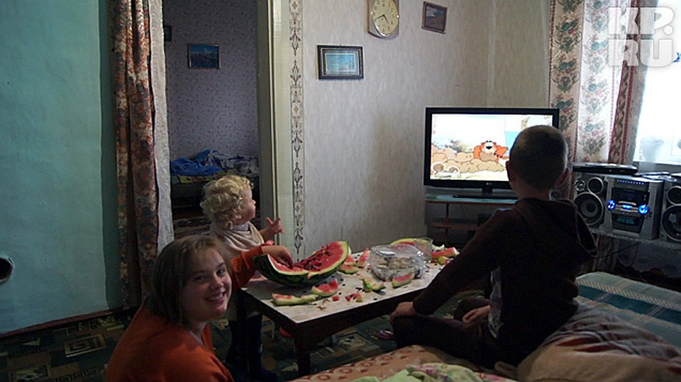 Живут Валтышевы не бедно. Три комнаты, большая кухня, современный кухонный гарнитур, плазменный телевизор.