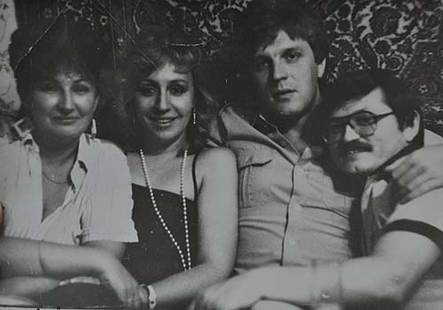 Это фото сделано в 1988 году сразу после свадьбы Марины и Вадима (по центру). Здесь они со своими друзьями Натальей и Владимиром.