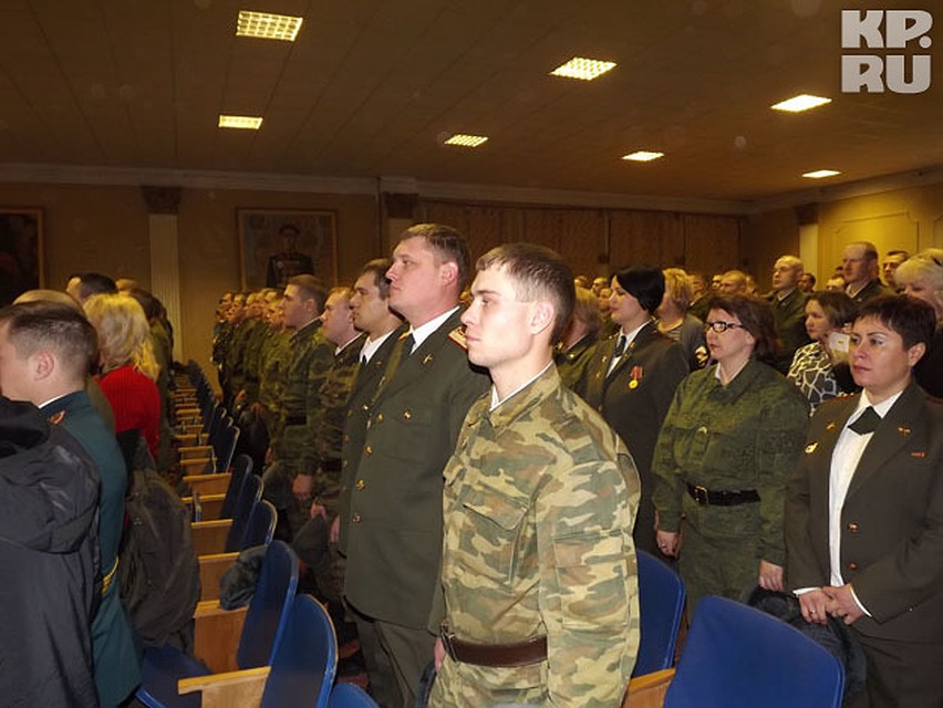 Военных в клубе части поздравили представители министерства обороны