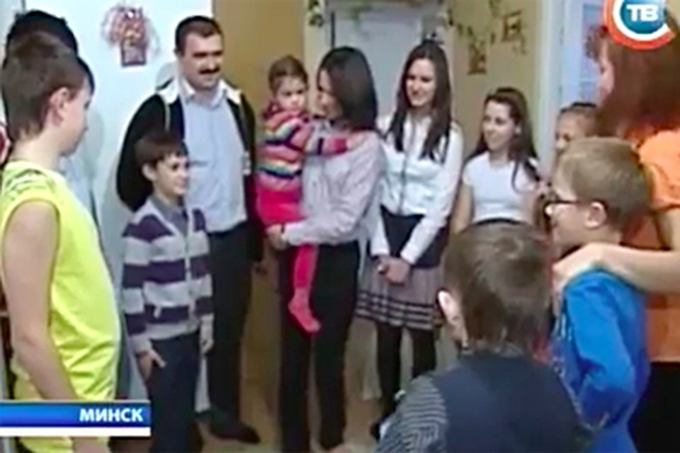 Виктор Лукашенко вместе с супругой и тремя детьми с подарками приехали к многодетным родителям в Минск.