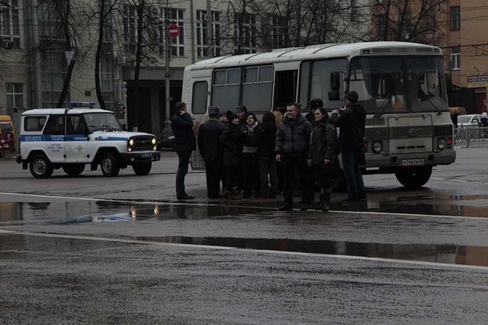 Пикетчиков вывезли на автобусе, чтобы защитить от разъяренной толпы.