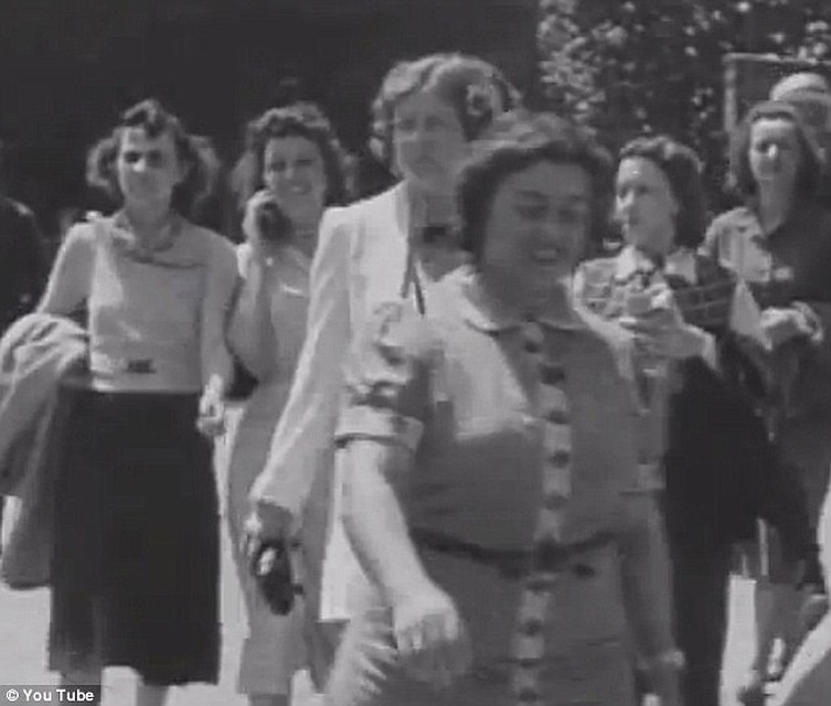 Девушка с мобильником из 1938 года