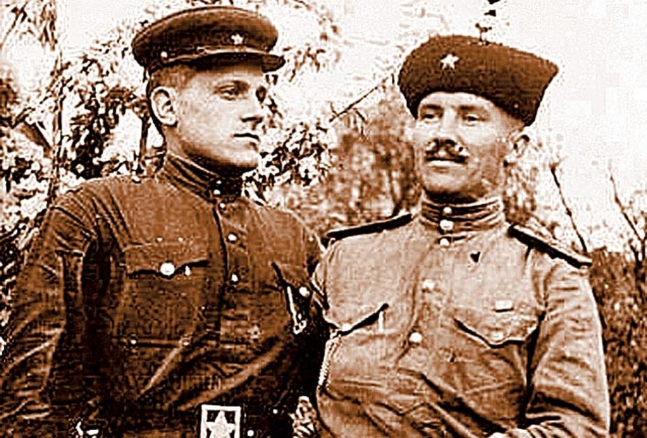 1945 - 1946 гг. Золотарев (справа) - бравый военный, прошедший всю войну...