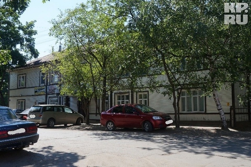 У здания всегда припаркованы дорогие иномарки