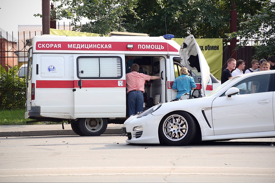Скорая оказвала помощь пострадавшим на месте. Фото: Валерий ЗВОНАРЕВ