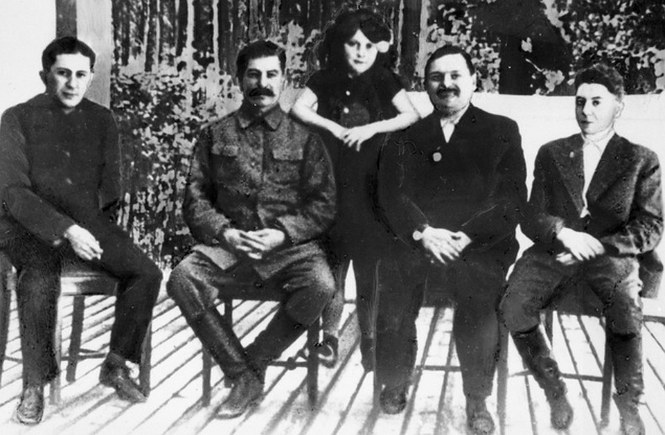 Партийный функционер был тесно связан с семьей вождя. На этом фото 1938 года слева направо: Яков Сталин, Иосиф Сталин, Светлана Аллилуева, Андрей Жданов, Василий Сталин.