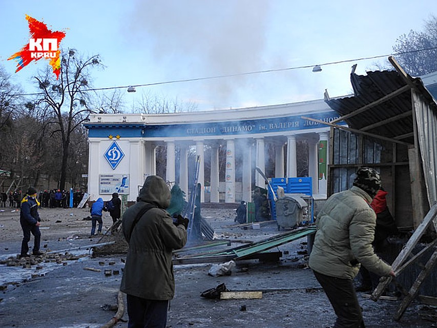 У центрального входа стадиона киевского «Динамо» продолжаются бои