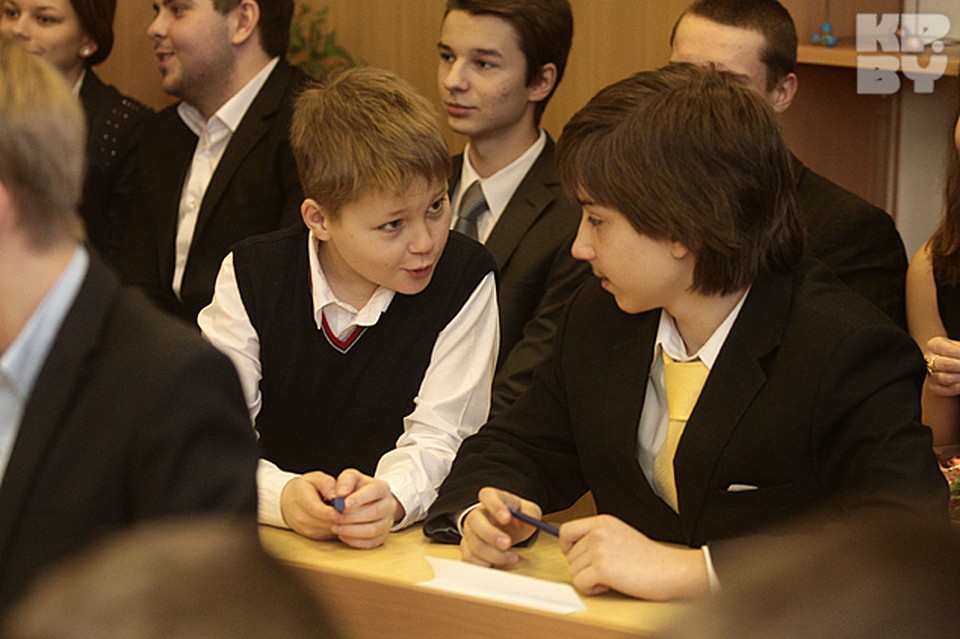 Когда Жорес Иванович собрался уходить, ребята побежали брать автографы. Фото: Виктор ГИЛИЦКИЙ