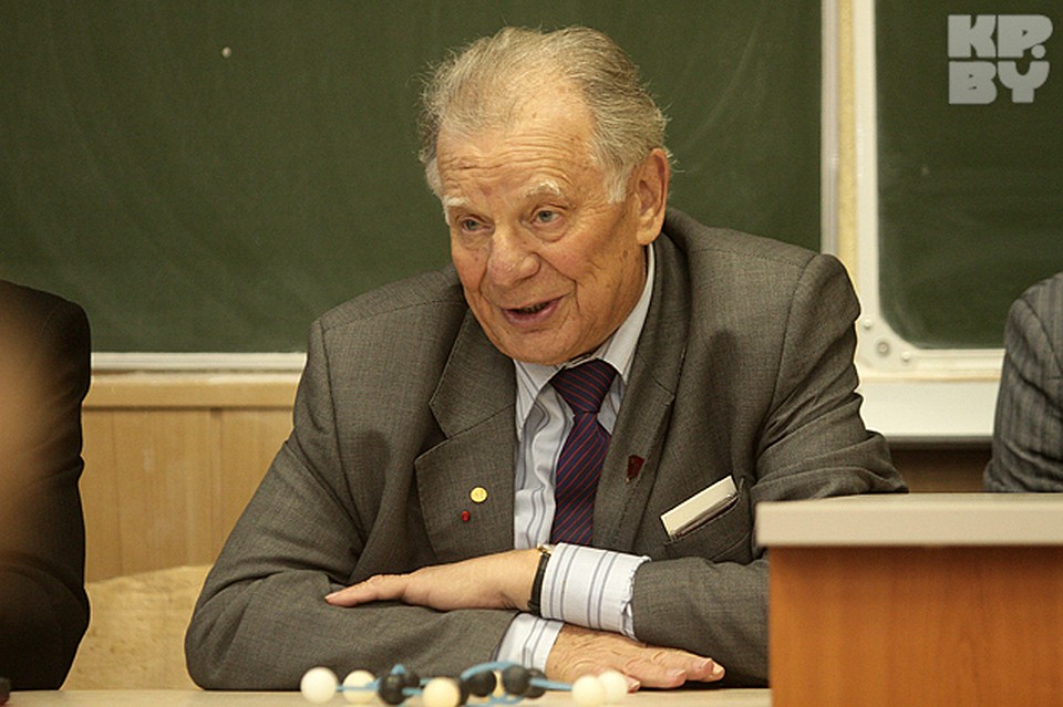 Алферов рассказал ученикам про школьные и студенческие опыты, про своих учителей... Фото: Виктор ГИЛИЦКИЙ