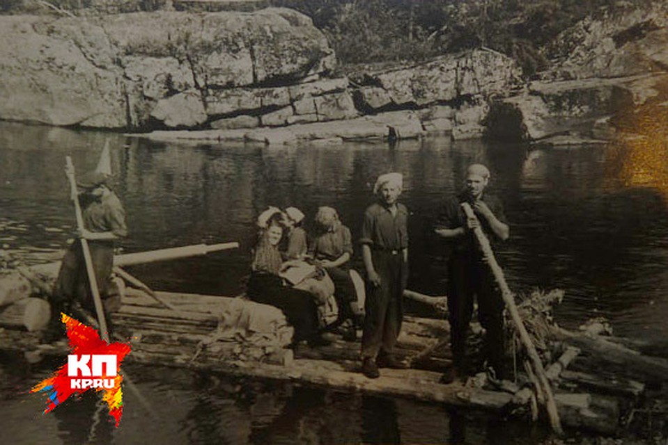Походная фотография: Юра в центре на плоту в косынке.