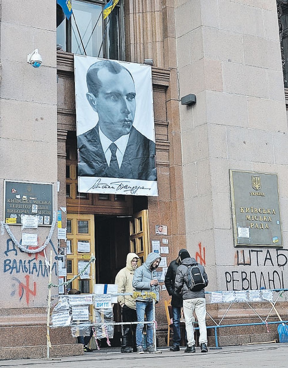 Киев, декабрь 2013 г. Захватив здание городской мэрии, активисты майдана водрузили над входом портрет Степана Бандеры.
