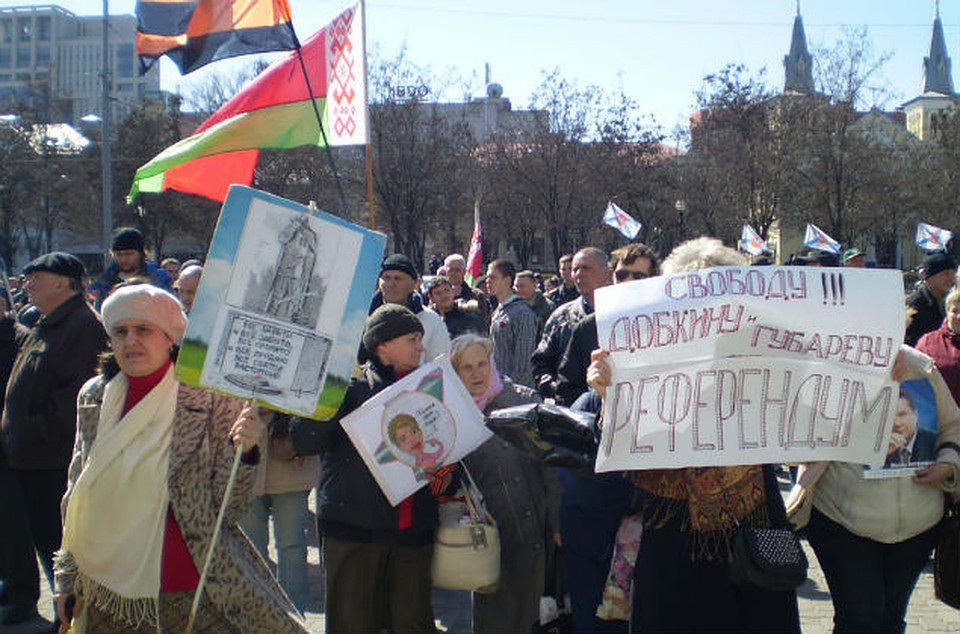 Над головами собравшихся развевались российские триколоры, белорусское знамя, георгиевские флаги, а также государственный стяг Украины.