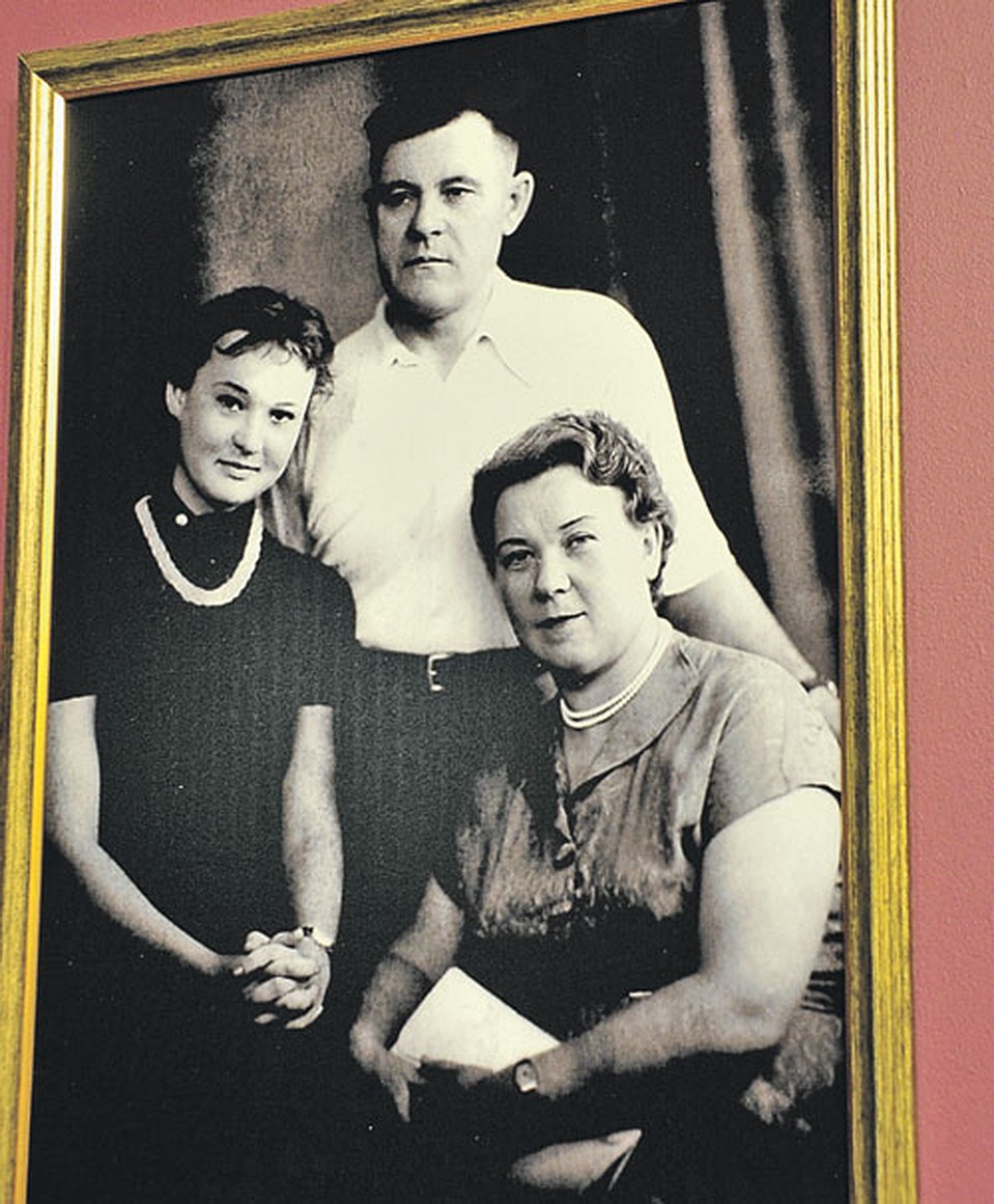 Актриса с отцом Марком Гавриловичем и мамой Еленой Александровной. На фото юной Люсе 16 лет. Фото: Сергей ШАХИДЖАНЯН