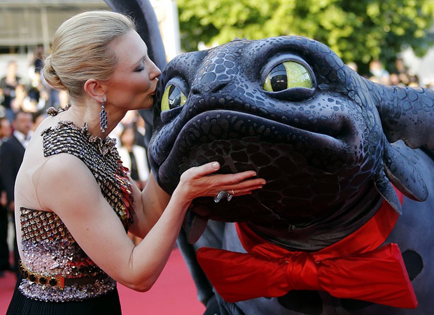 Кейт Бланшетт на премьере мультфильма поцеловала дракона в нос. Фото: REUTERS
