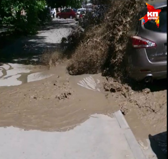 Все началось с провалившегося асфальта и бурления возле припаркованного кроссовера.