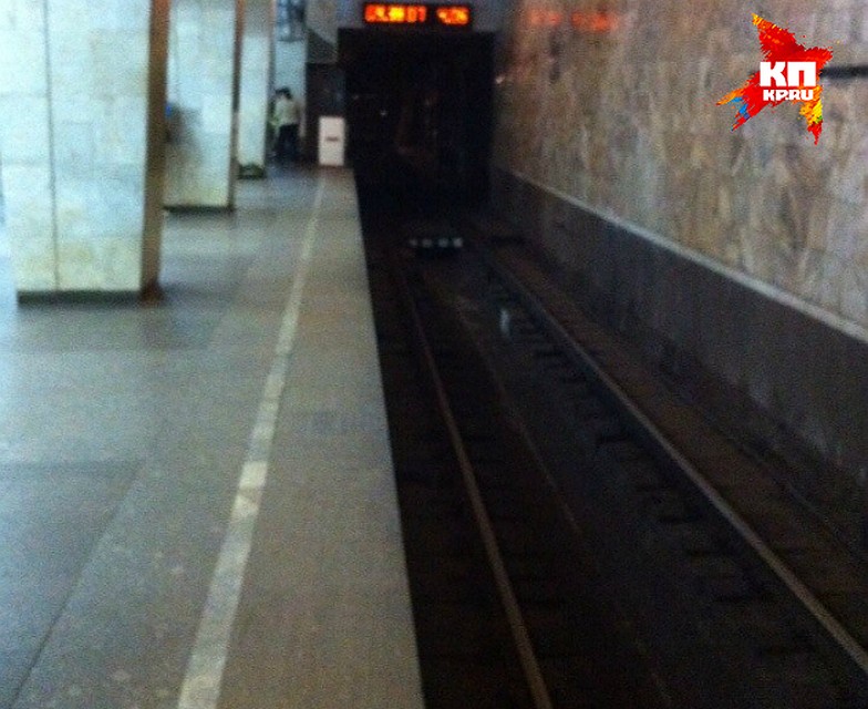 Вода затопила пути.